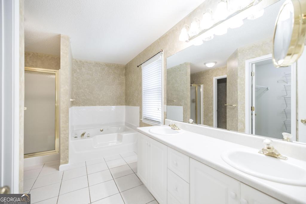 209 Mossy Ridge Warner Robins, GA 31088 - Photo 29 of 38 a bathroom with a tub sink and mirror