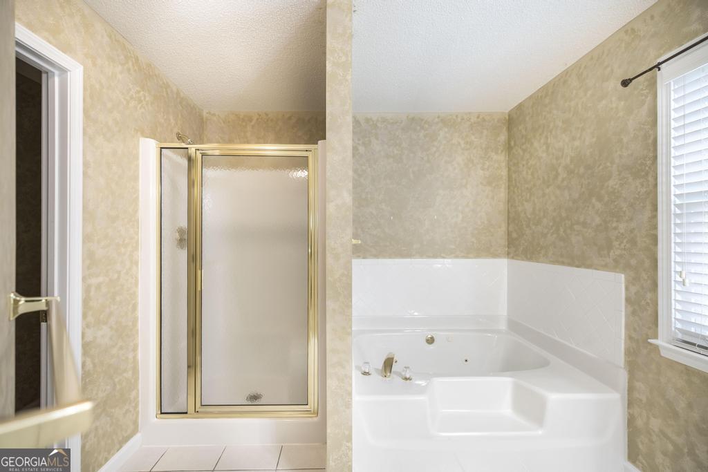 209 Mossy Ridge Warner Robins, GA 31088 - Photo 30 of 38 a bathroom with a bathtub and a shower