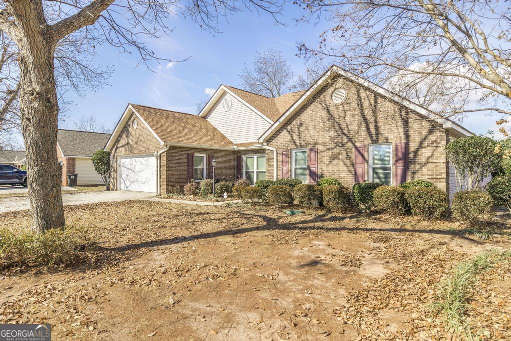 209 Mossy Ridge Warner Robins, GA 31088 - Photo 4 of 38 a front view of a house with a yard