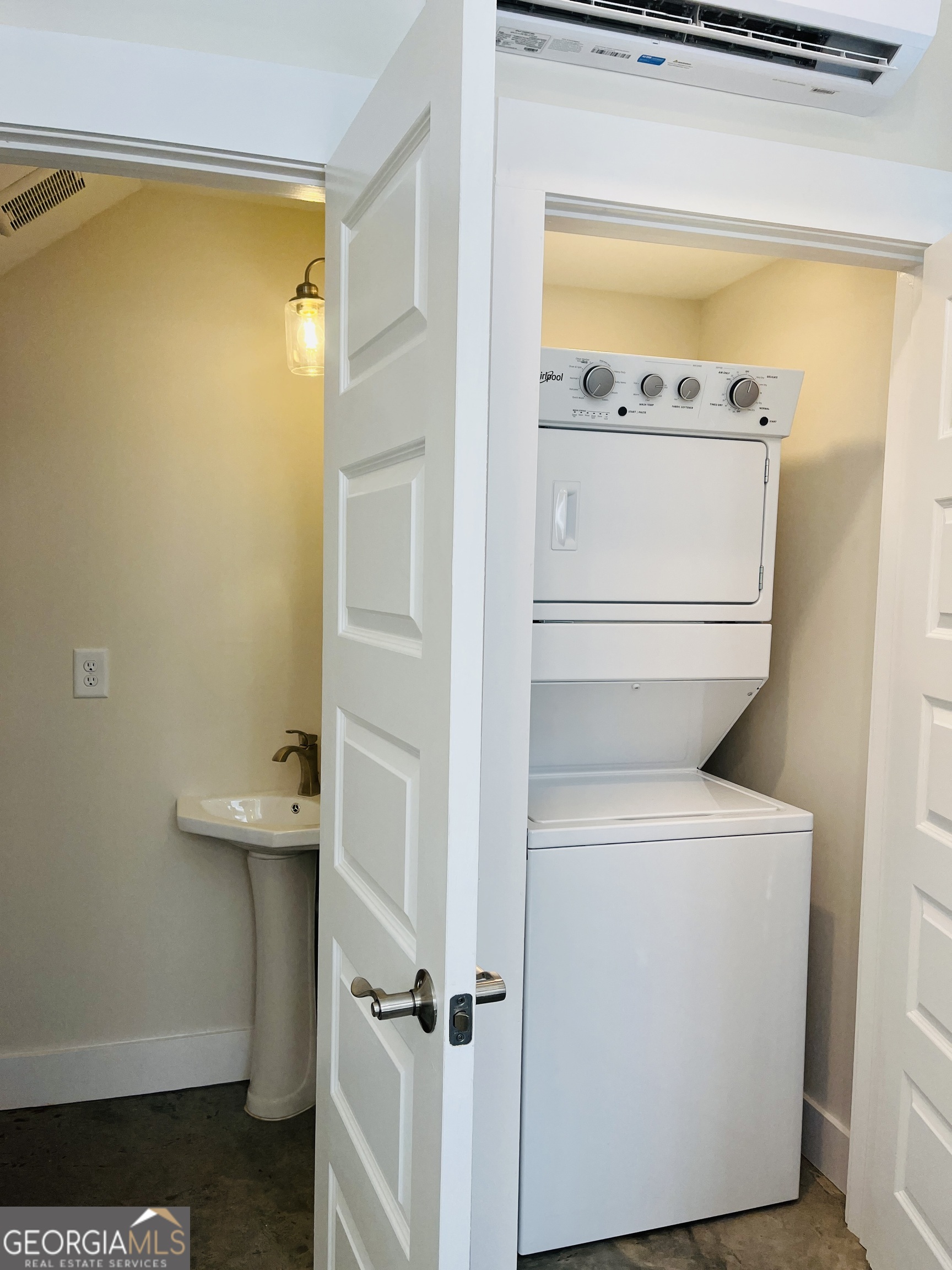 100 Gardenia Lane, Unit 100B LaGrange, GA 30240 - Photo 12 of 21 a utility room with dryer and washer