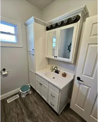 $178,500 | 306 South Thomas Street, Christopher, IL 62822