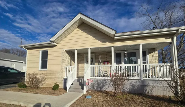 $178,500 | 306 South Thomas Street, Christopher, IL 62822