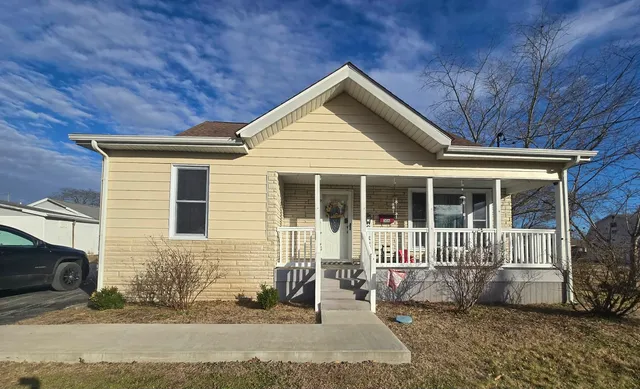 $178,500 | 306 South Thomas Street, Christopher, IL 62822