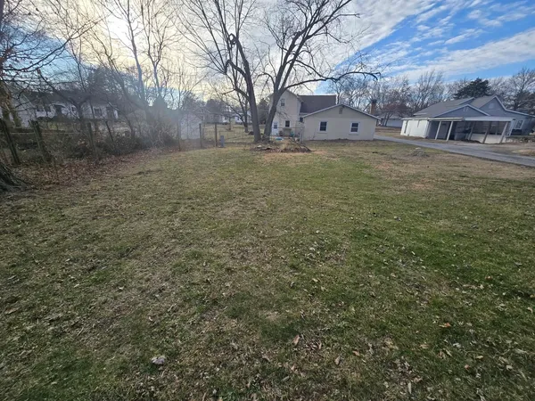 a view of a yard with a house