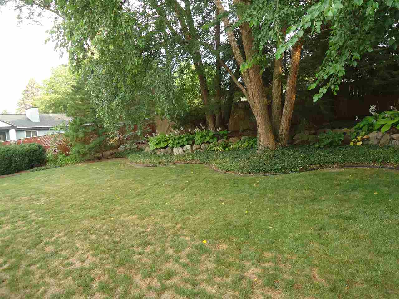 5224 Brookview Road Rockford, IL 61107 - Photo 17 of 22 a view of a garden with a tree