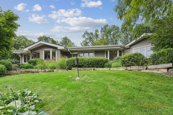 $550,000 | 501 Lakepoint Drive, Barrington, IL 60010