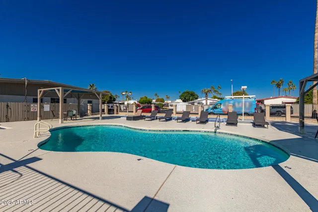 a view of a back yard