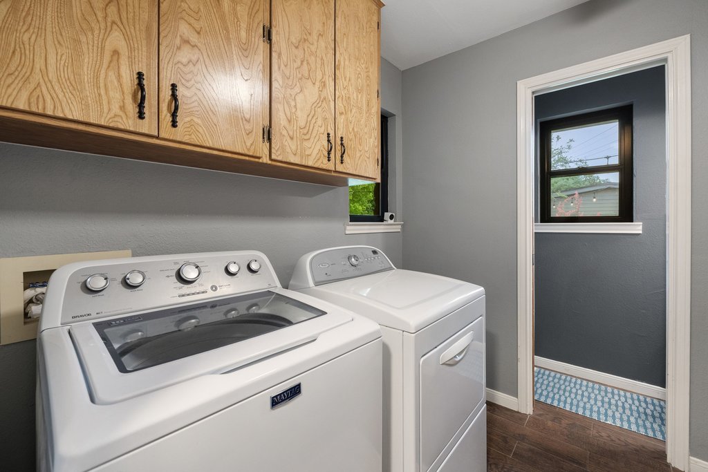 302 South Schramm Road Granger, TX 76530 - Photo 22 of 33 a utility room with dryer and washer