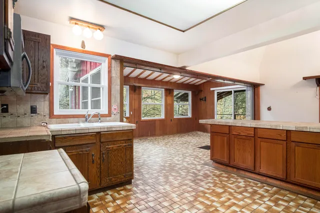 $500,000 | 8020 East 98th Street, Howard City, MI 49329