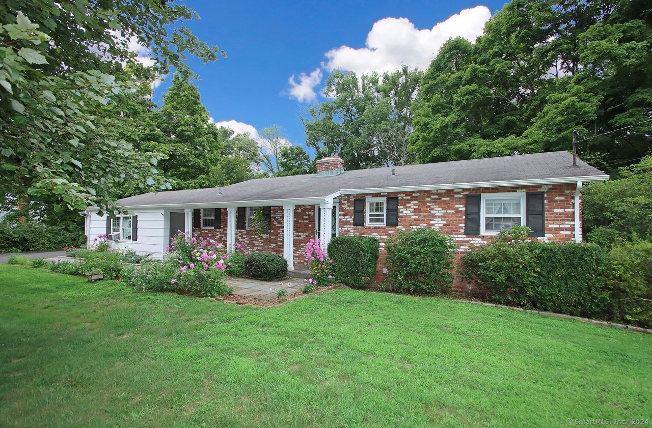 a view of a house with backyard and garden