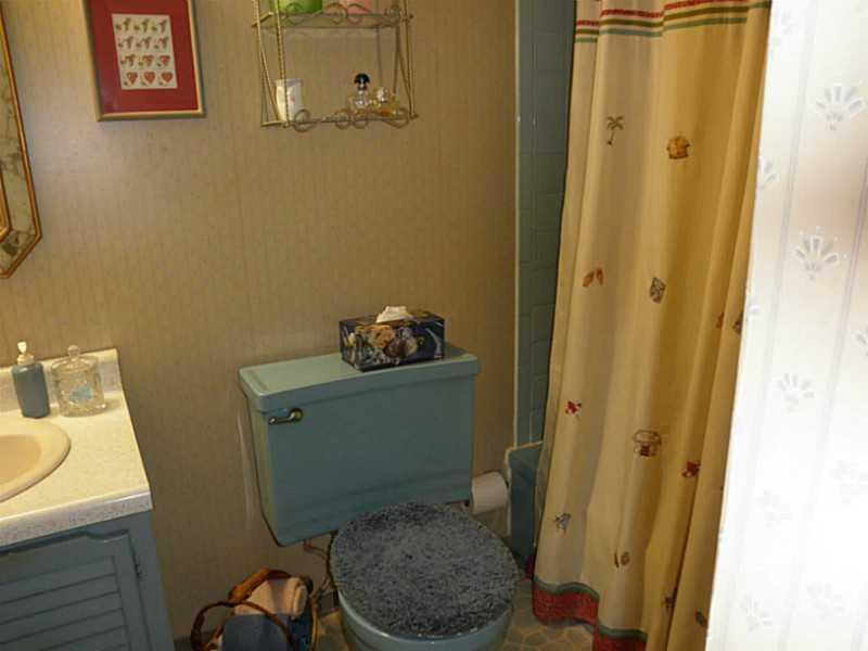 1432 Spring Run Road Extension Coraopolis, PA 15108 - Photo 23 of 25 Full Bath. Spacious full bath in the hallway.
