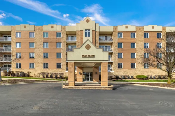 $384,900 | 2240 South Grace Street, Unit 303, Lombard, IL 60148