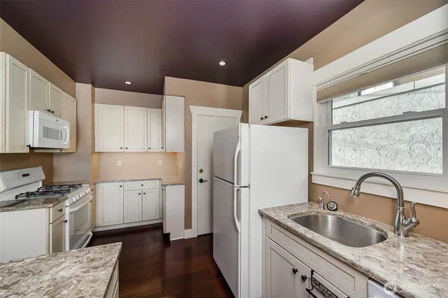 $3,200 | 8040 16th Avenue Northeast, Seattle, WA 98115