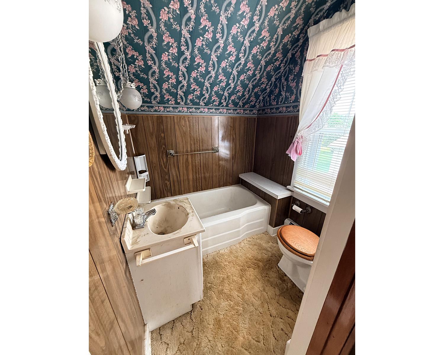 6620 Spring Road Shermans Dale, PA 17090 - Photo 31 of 40 2nd flr full bath just waiting for your reno