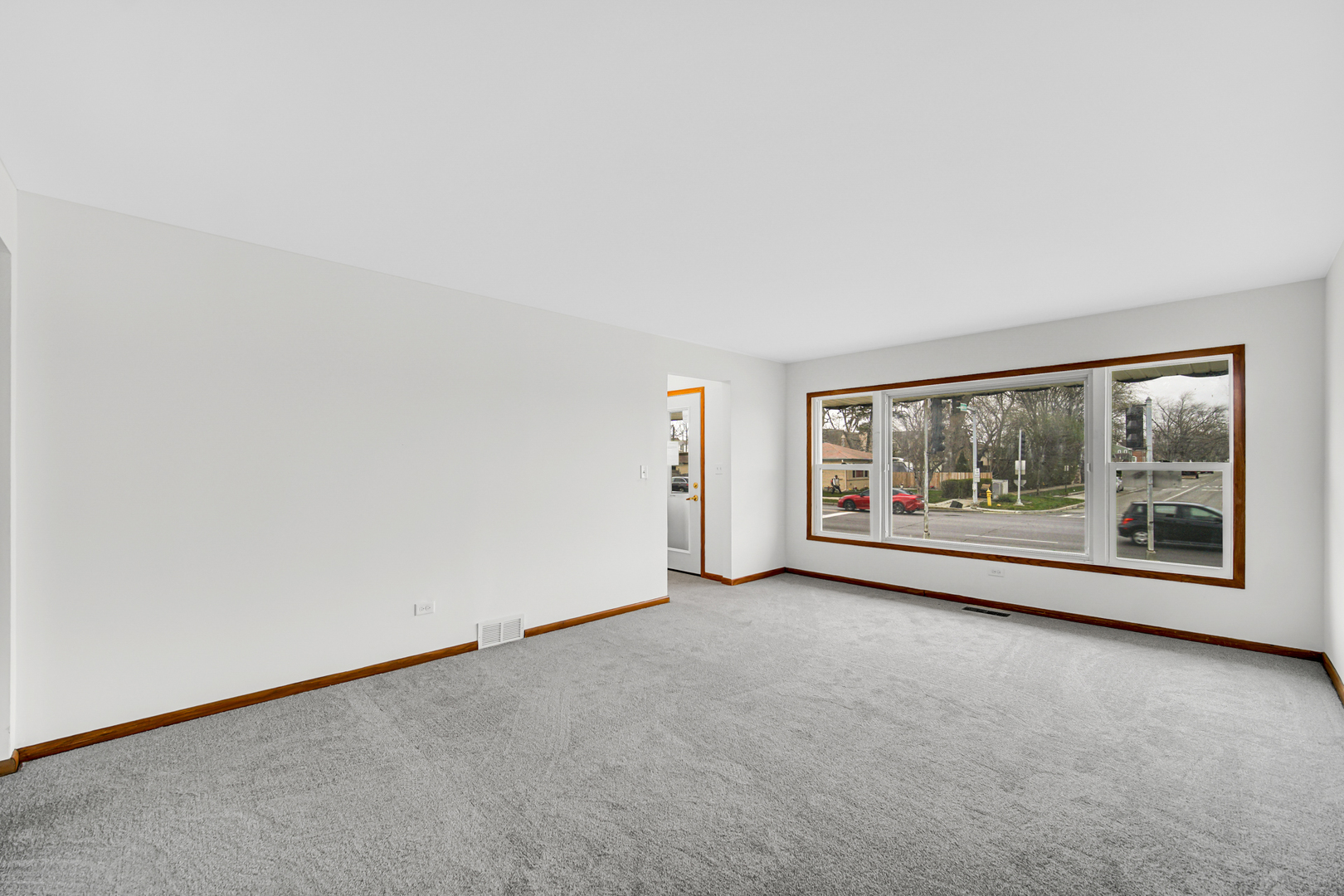 901 Oakton Street Park Ridge, IL 60068 - Photo 4 of 22 an empty room with window