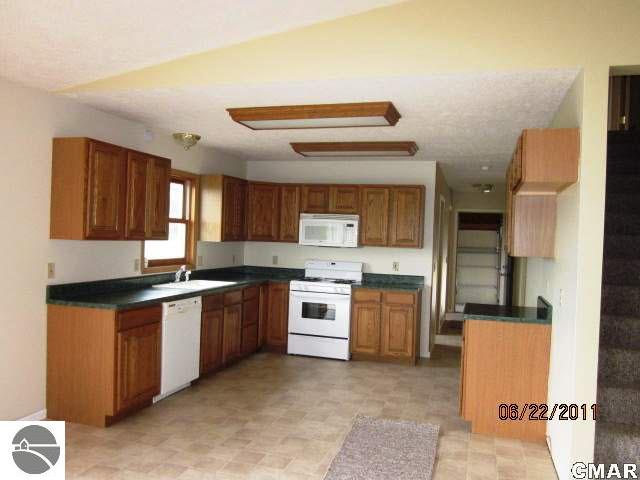 11221 East Colby Road Crystal, MI 48818 - Photo 4 of 20 1771555-3.JPG