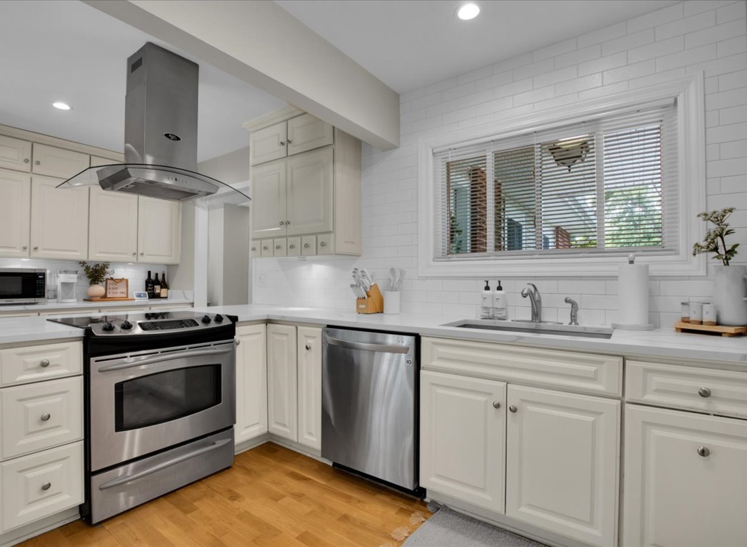 1755 Monticello Road Hoffman Estates, IL 60169 - Photo 5 of 34