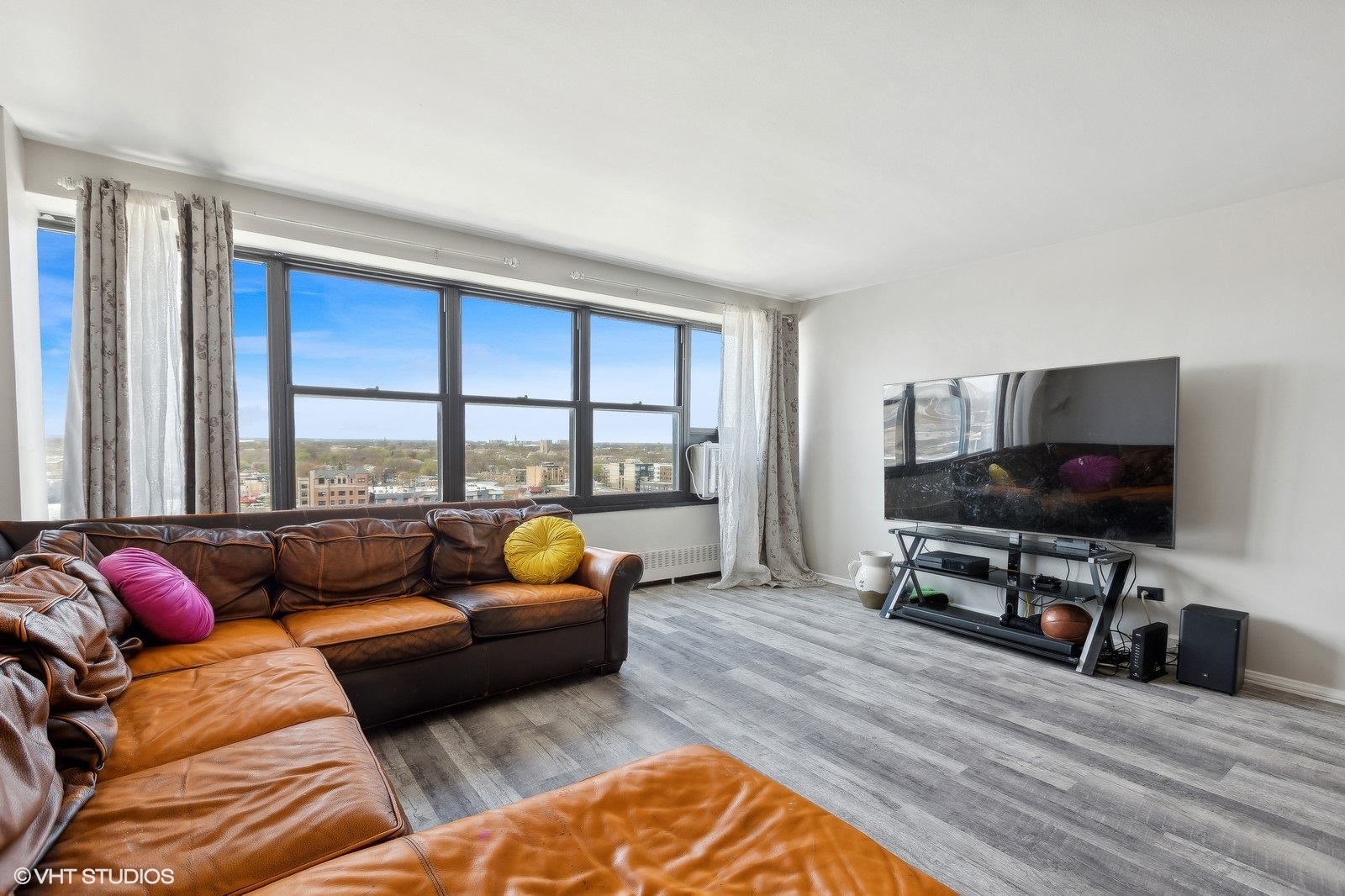 6030 North Sheridan Road, Unit 1403 Chicago, IL 60660 - Photo 3 of 10 a living room with furniture and a flat screen tv