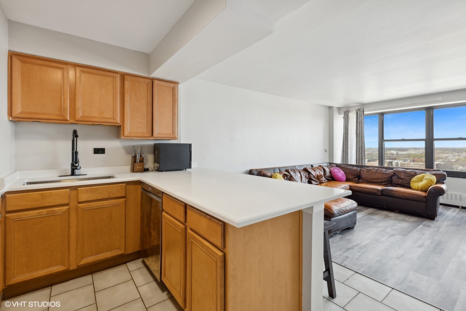 6030 North Sheridan Road, Unit 1403 Chicago, IL 60660 - Photo 6 of 10 a kitchen that has a sink and a stove in it