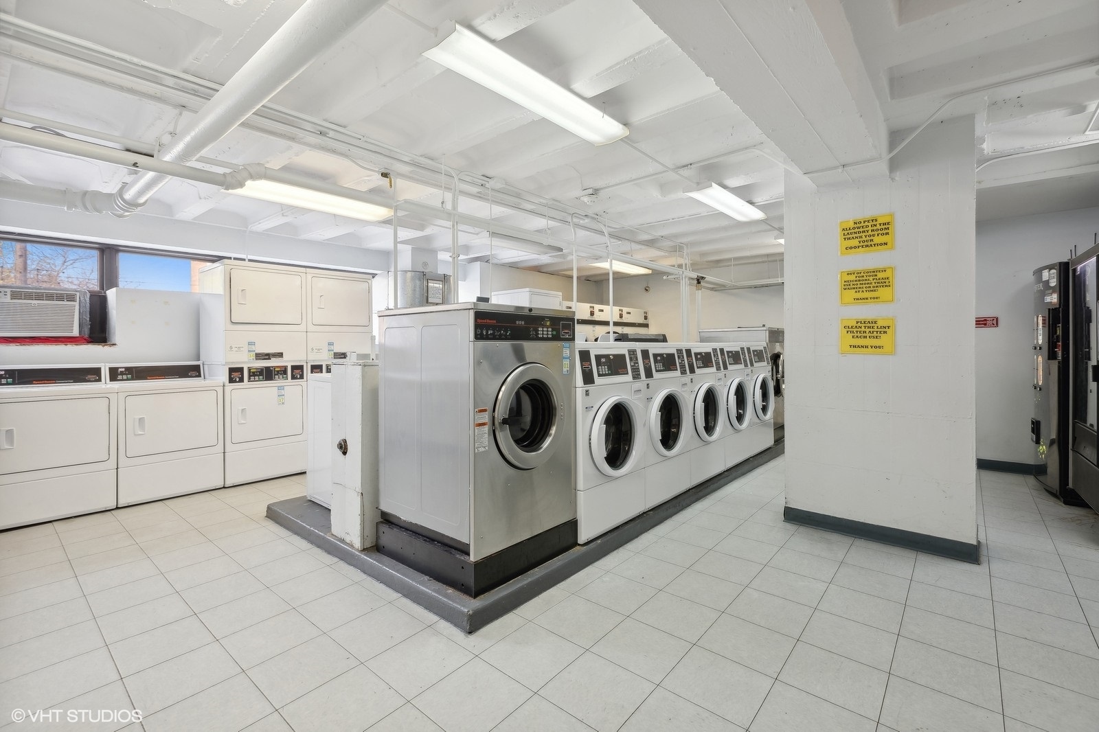 6030 North Sheridan Road, Unit 1403 Chicago, IL 60660 - Photo 9 of 10 a utility room with washer and dryer