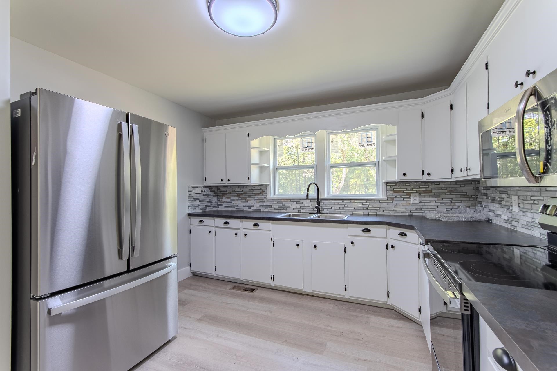 6800 Glendale Road Morris Chapel, TN 38361 - Photo 2 of 36 a kitchen with granite countertop stainless steel appliances a refrigerator stove top oven and sink