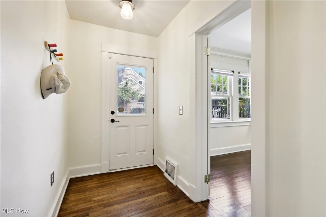 407 Columbia Road Bay Village, OH 44140 - Photo 11 of 33
