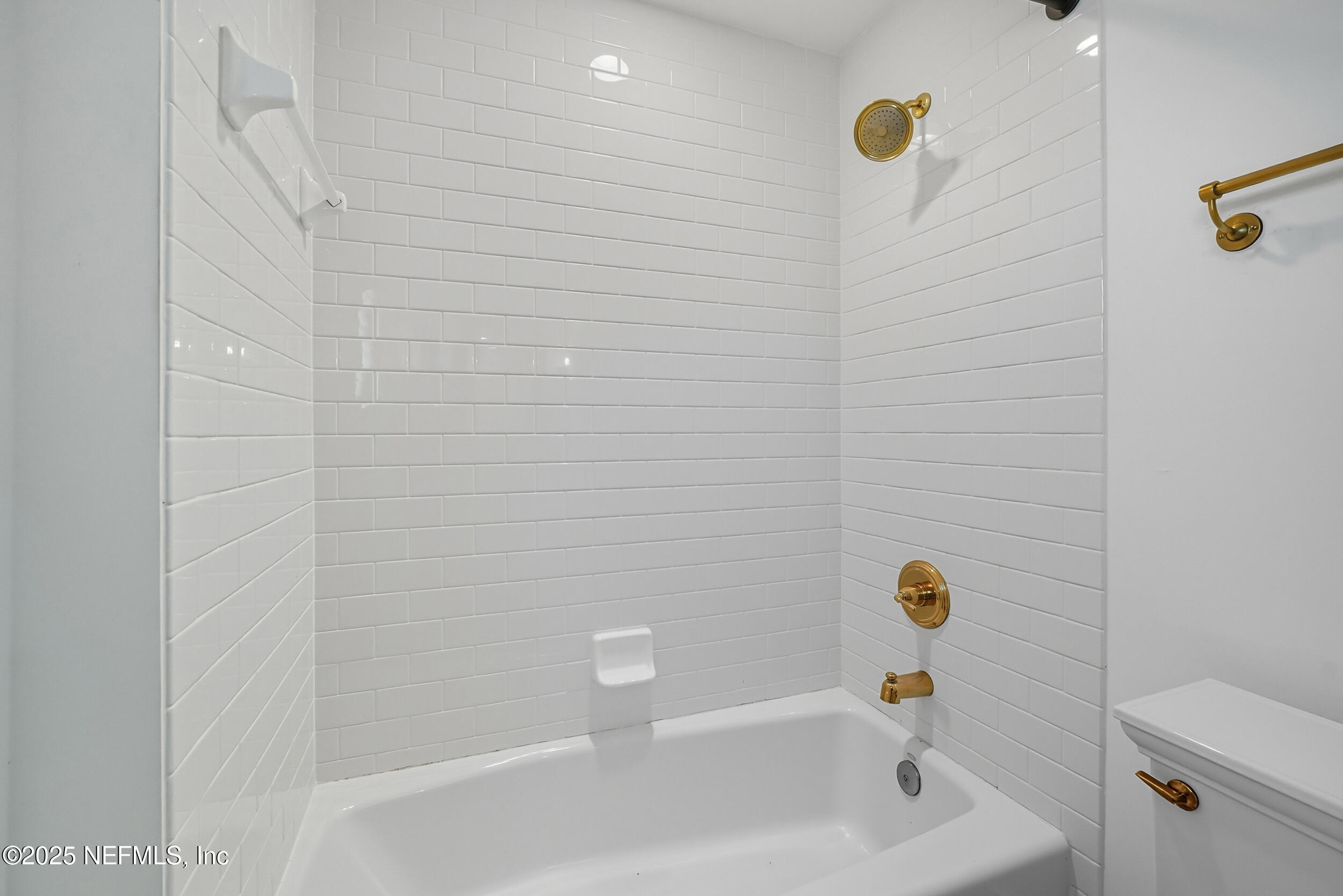 50 Beach Cottage Lane Atlantic Beach, FL 32233 - Photo 34 of 45 Bath with Tub