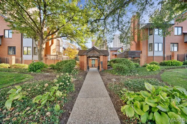 $359,000 | 4454 Lindell Boulevard, Unit 32, St. Louis, MO 63108