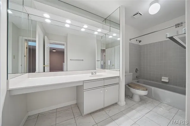 $359,000 | 4454 Lindell Boulevard, Unit 32, St. Louis, MO 63108