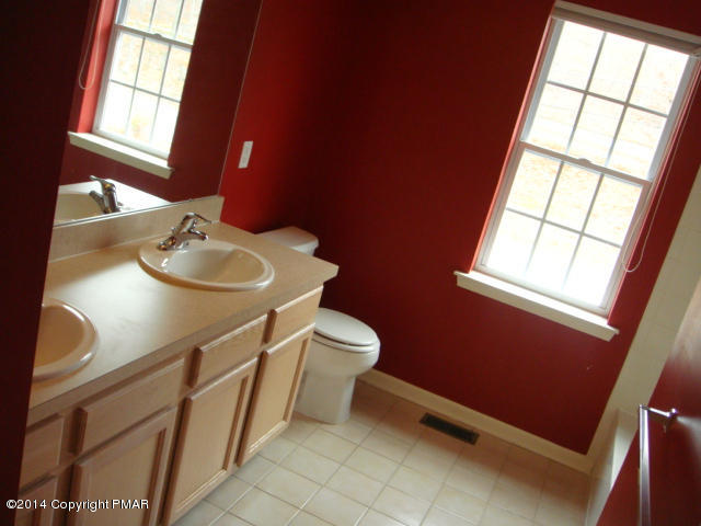 177 Kirkham Road Bushkill, PA 18324 - Photo 16 of 24 Main Bath (upper level)