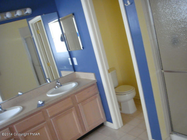 177 Kirkham Road Bushkill, PA 18324 - Photo 10 of 24 Master Bath (main floor)