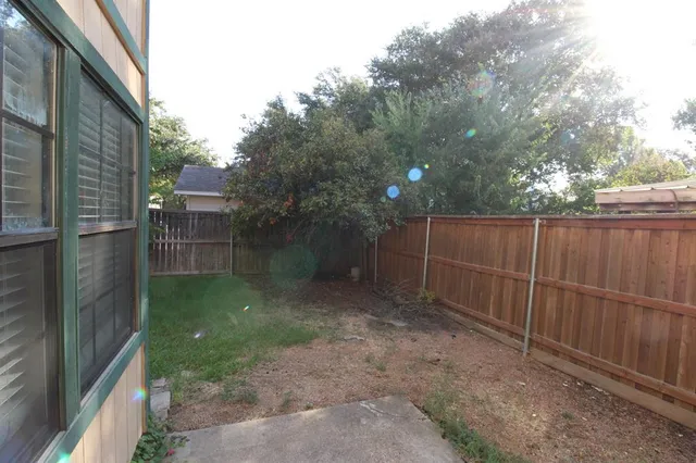 a view of a backyard