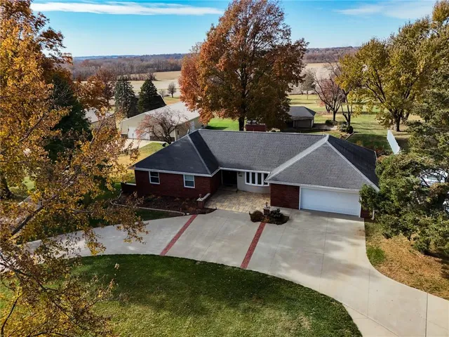 $615,000 | 2100 85th Road Northeast, St. Joseph, MO 64507