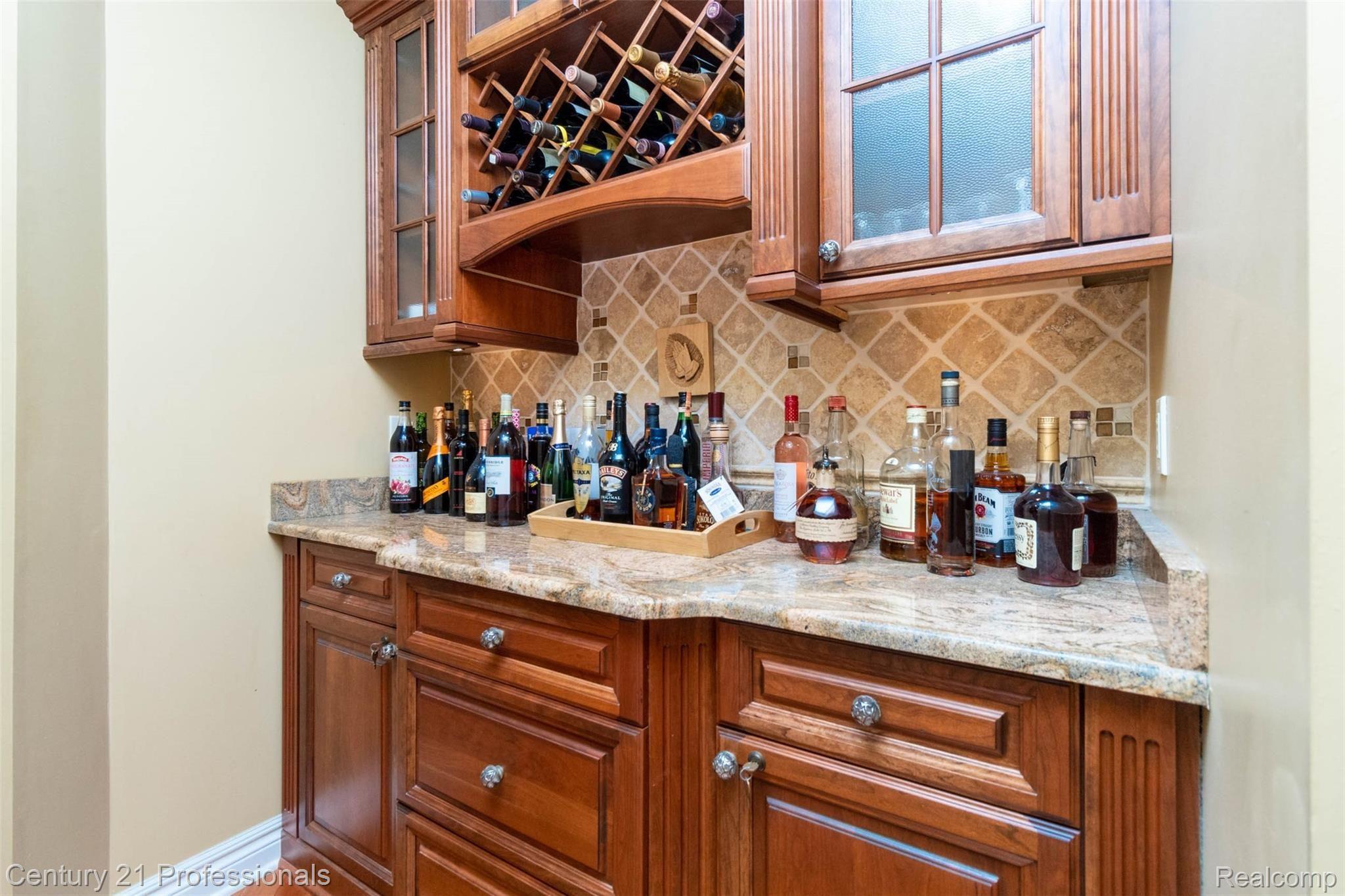 524 Trinway Road Troy, MI 48085 - Photo 30 of 75 Butler's Pantry/Bar