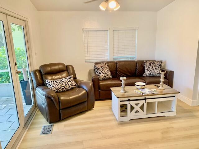 818 South Emerald Drive Key Largo, FL 33037 - Photo 8 of 44 LIVING ROOM.
