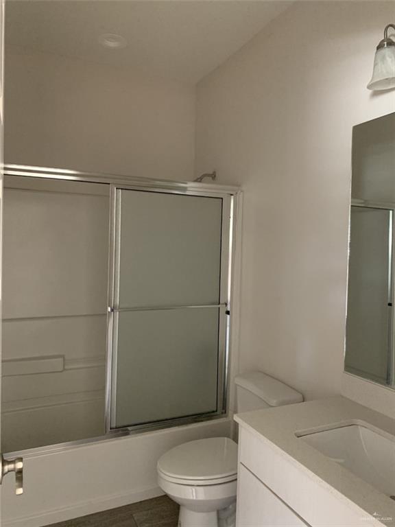 420 Teague Avenue, Unit 4 Edinburg, TX 78539 - Photo 9 of 14 a bathroom with a shower