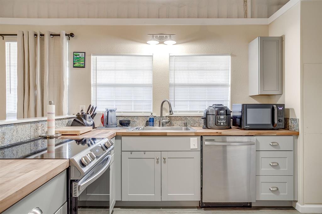 303 Gandy Street Lipan, TX 76462 - Photo 10 of 37