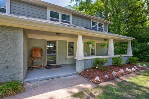 a view of a house with backyard and garden