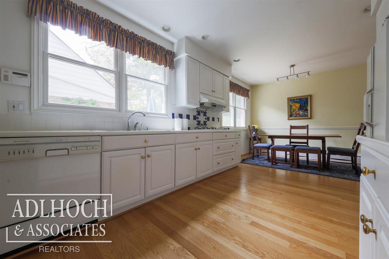 207 Ridge Road Grosse Pointe, MI 48236 - Photo 11 of 28 GREAT LIGHTING/VIEW