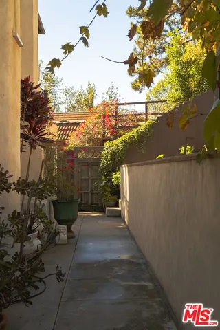 $8,700 | 2829 North Beachwood Drive, Los Angeles, CA 90068