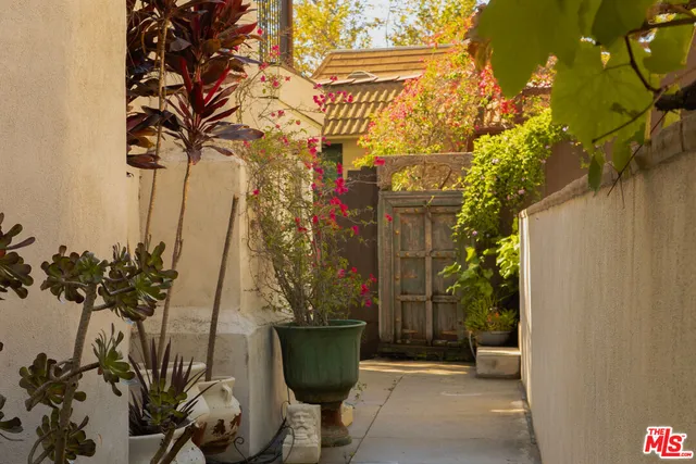 $8,700 | 2829 North Beachwood Drive, Los Angeles, CA 90068