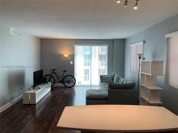 $2,800 | 7275 Southwest 90th Street, Unit C312, Miami, FL 33156