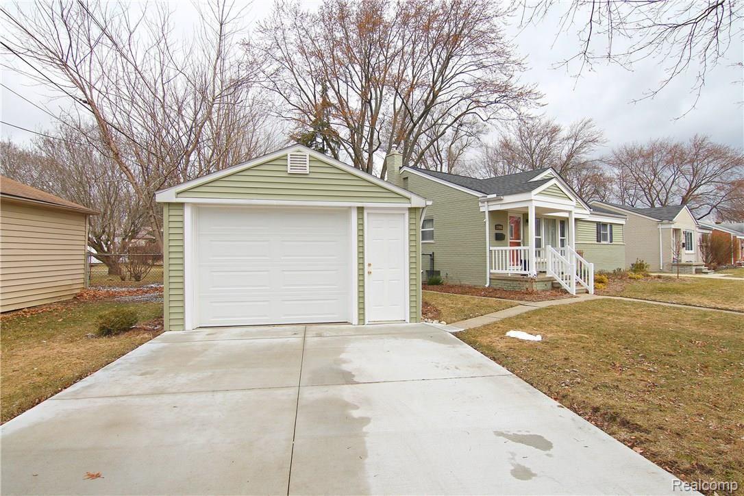 31608 Marblehead Road Farmington, MI 48336 - Photo 4 of 26 Marblehead Garage and Newer Drive