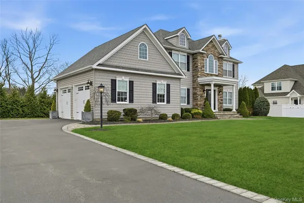 $1,100,000 | 14 Southview Circle, Lake Grove, NY 11755