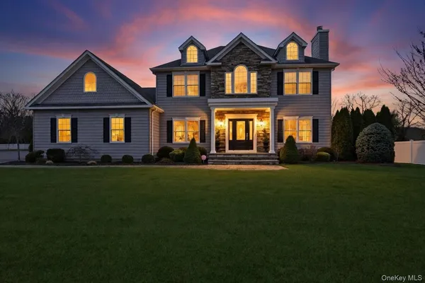 $1,100,000 | 14 Southview Circle, Lake Grove, NY 11755