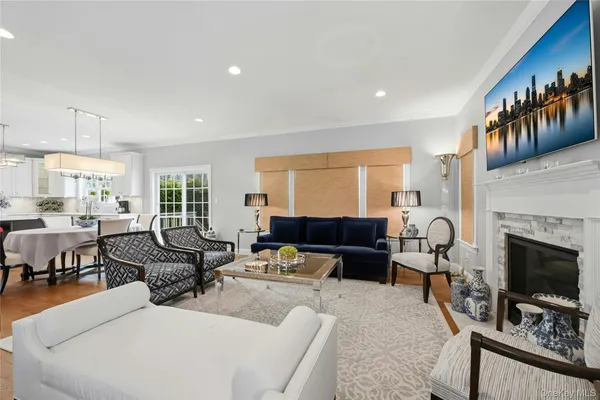 $1,100,000 | 14 Southview Circle, Lake Grove, NY 11755