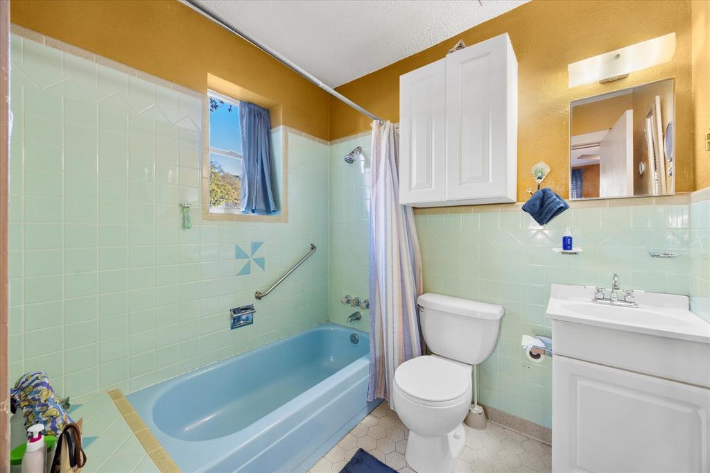 2097 County Road 3830 Quinlan, TX 75474 - Photo 17 of 38 a bathroom with a sink a toilet and a bathtub