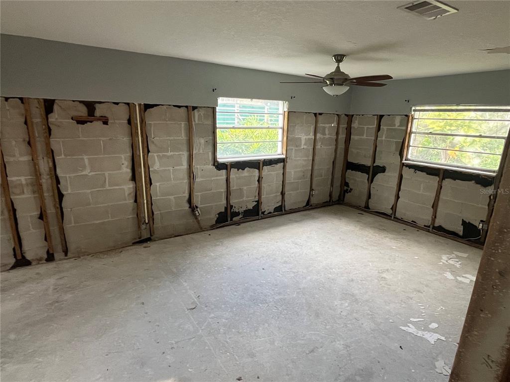 8823 Oak Street Riverview, FL 33578 - Photo 14 of 23 an empty room with windows and closet