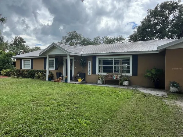 a view of a house with backyard porch and garden