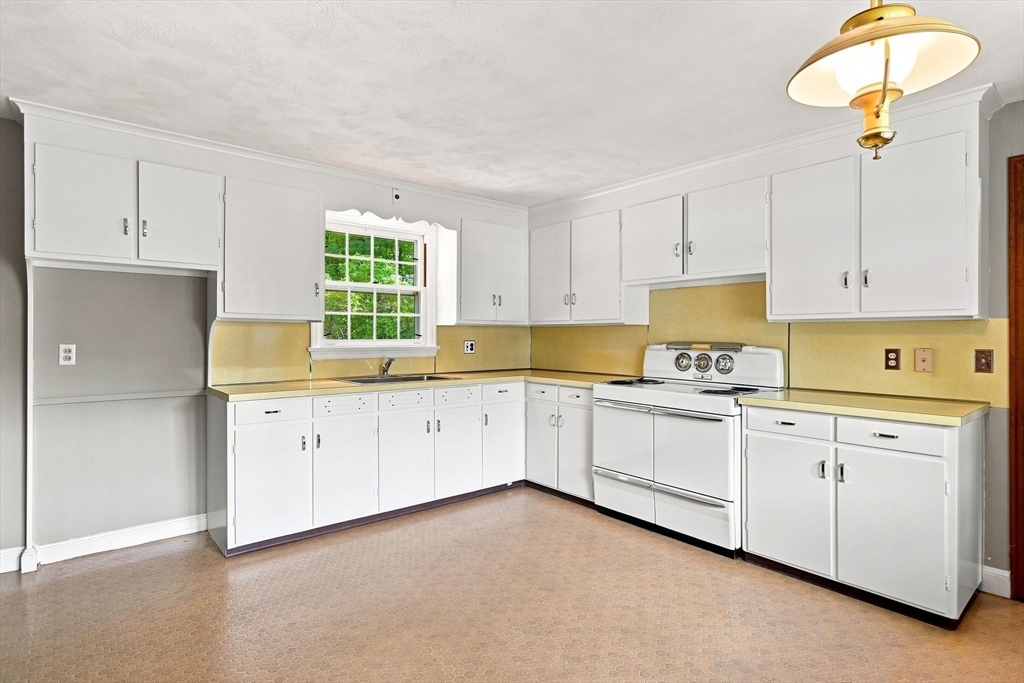 92 Oak Hollow Road Springfield, MA 01128 - Photo 23 of 41 Gallery Image 23